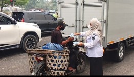 Kabut Asap Makin Tebal di Pekanbaru, BPBD Riau Bagikan Masker kepada Pengendara 