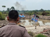 Dua Rakit Tambang Emas Ilegal Dibakar Polisi di Sungai Batang Petai Kampar